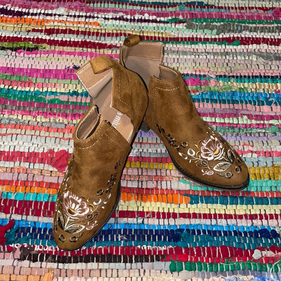 Floral Embroidered Booties - Picture 2 of 5